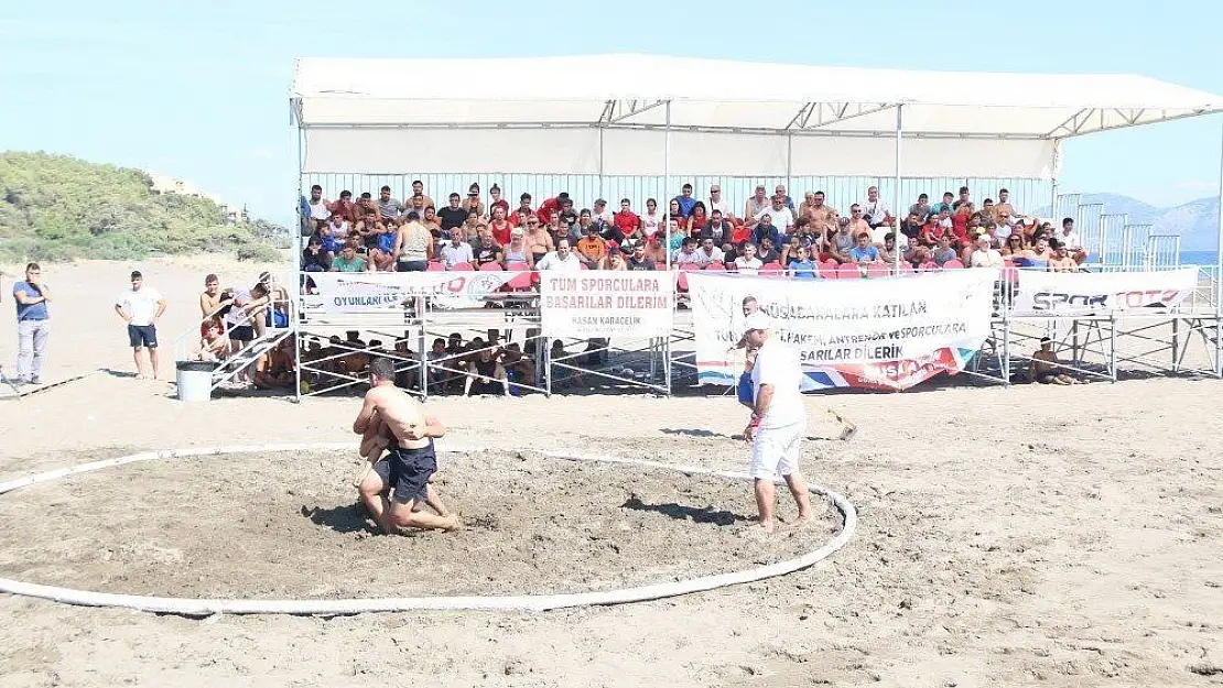 Güreşçiler plajda kıyasıya mücadele etti