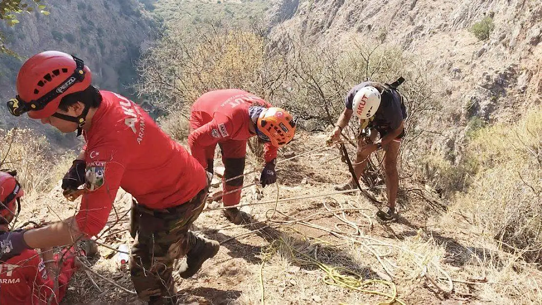 Kelebekler Vadisi'nde mahsur kalan genç kurtarıldı