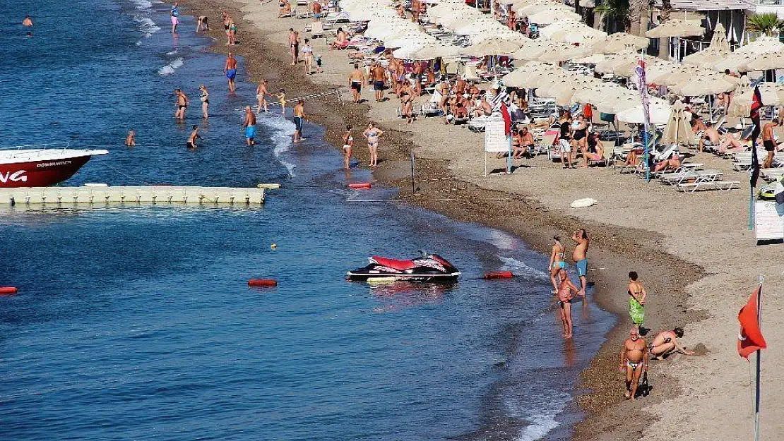 Denizde can pazarı yaşanırken turistlerin deniz keyfi 'pes' dedirtti