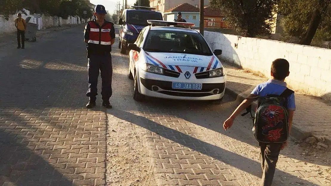 Jandarma öğrenci servislerini denetledi