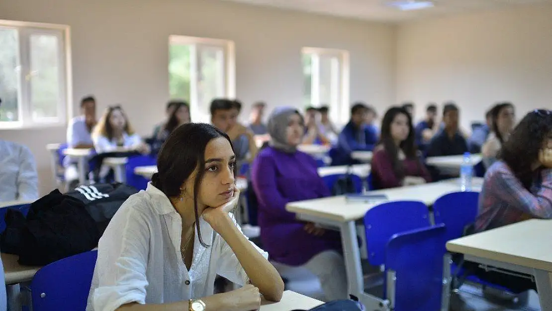 İlk dersi Rektör Çiçek verdi