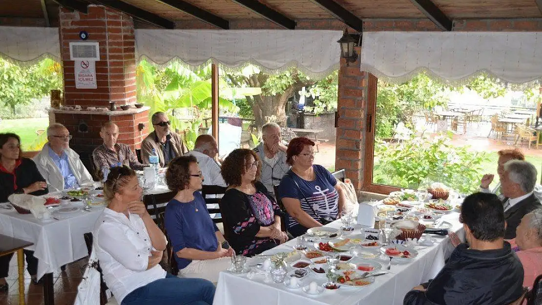 Marmaris'te huzurevi sakinleri kahvaltıda buluştu