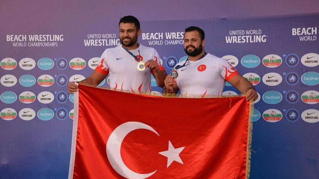 Dünya Plaj Güreşi Şampiyonasına Türk sporcular damga vurdu