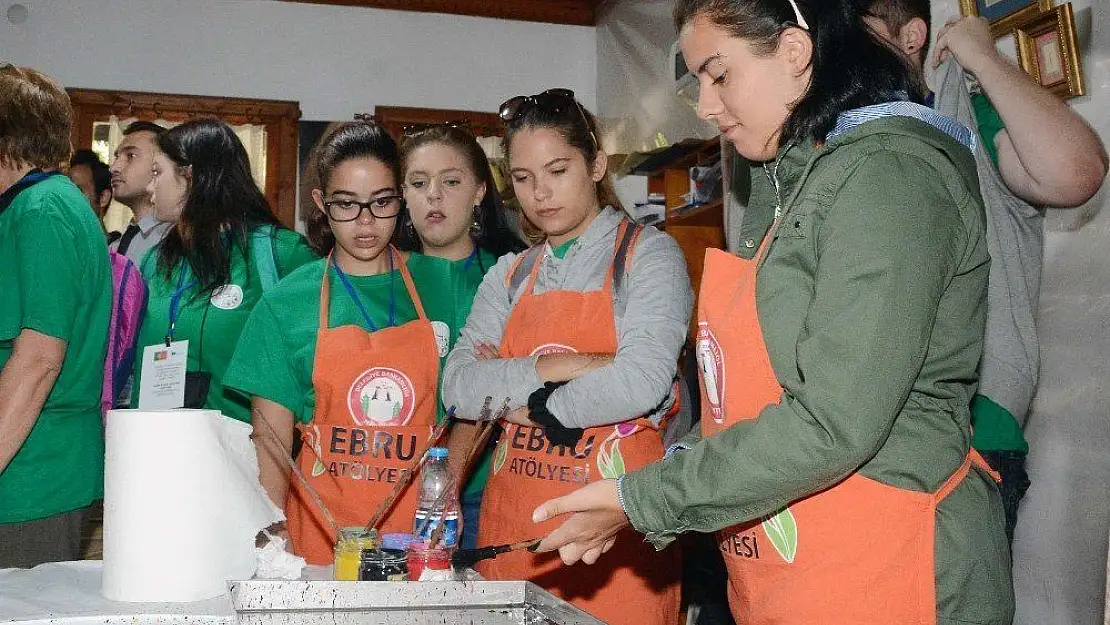 Turistler Menteşe'de 'ebru' sanatı ile tanıştı