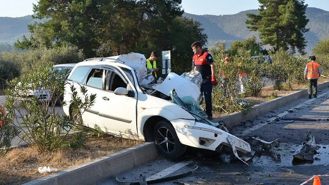 Otomobil karşı şeride uçtu: 2 ölü, 23 yaralı