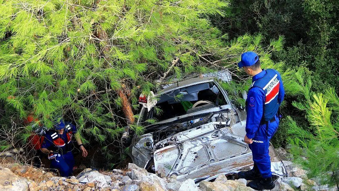 Hurdaya dönen araçtan yaralı kurtuldu