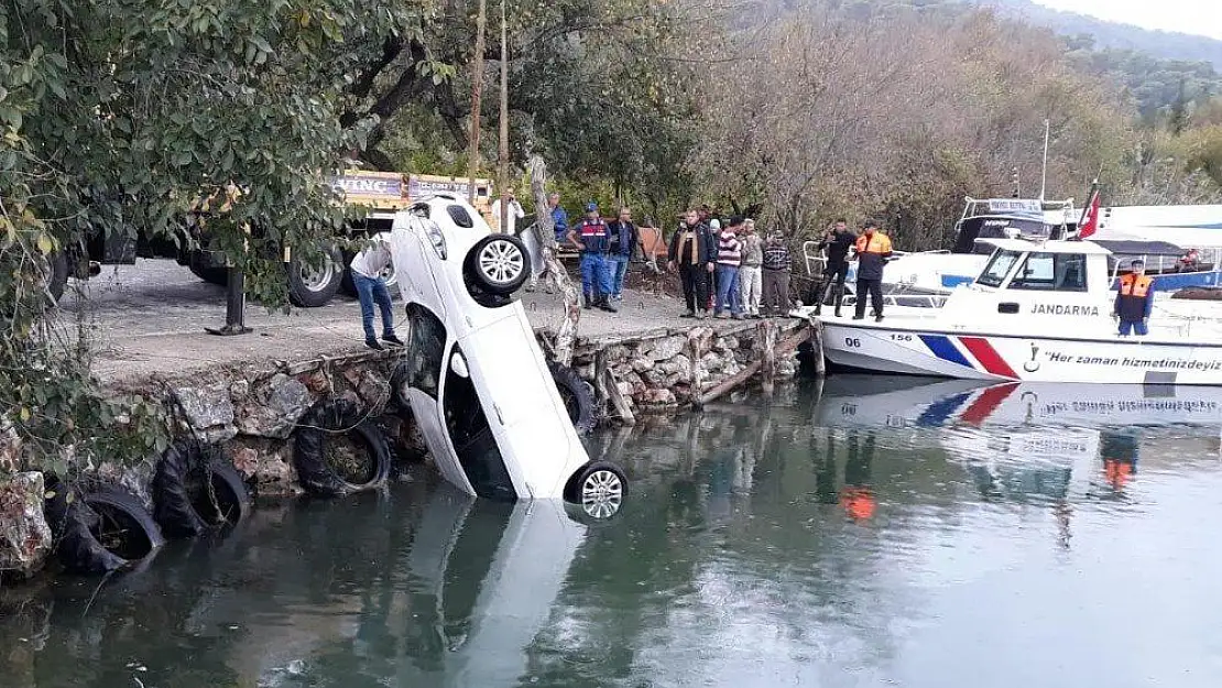 Dalyan Kanalına devrilen araçtaki şahısları jandarma kurtardı