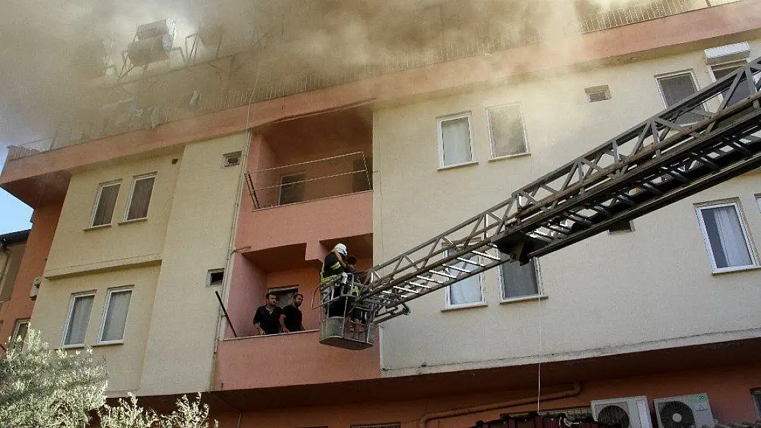 Çatı yangınında mahsur kalan çocuk son anda kurtarıldı