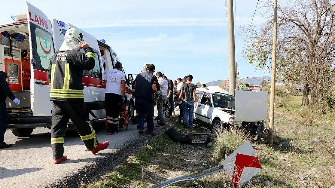 Otomobil direğe çarptı: 3 yaralı