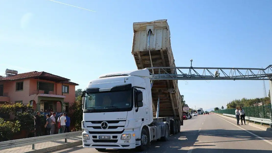 Damperi açık unutulan kamyon mobese sistemini parçaladı