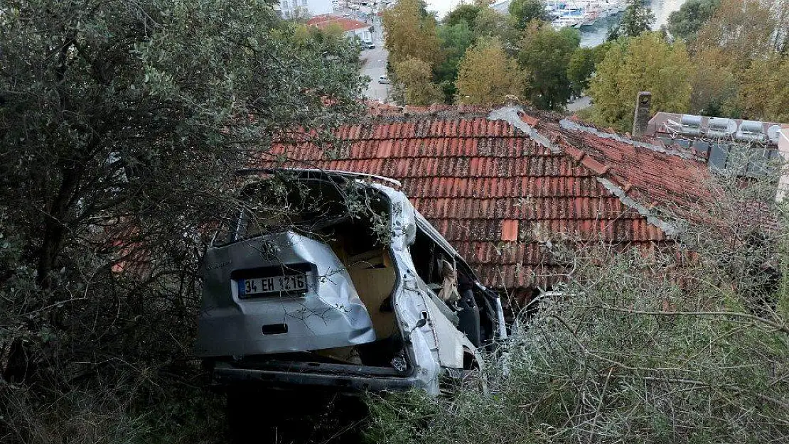 Freni çekilmeyen minibüs bir evin üstüne düştü