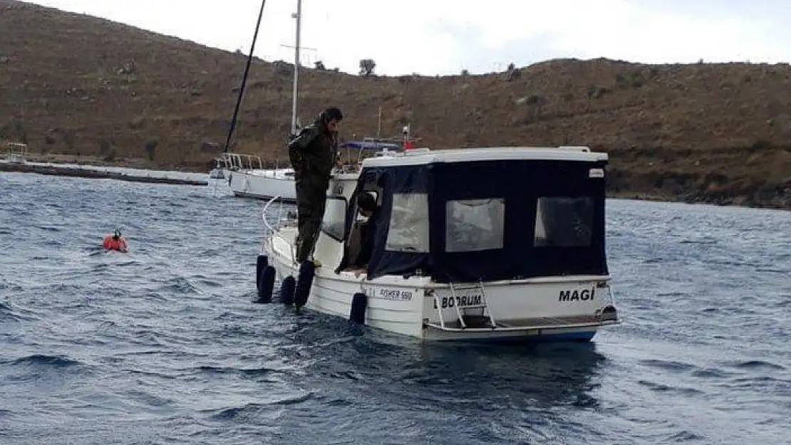 Arızalan tekne mürettebatını Sahil Güvenlik kurtardı