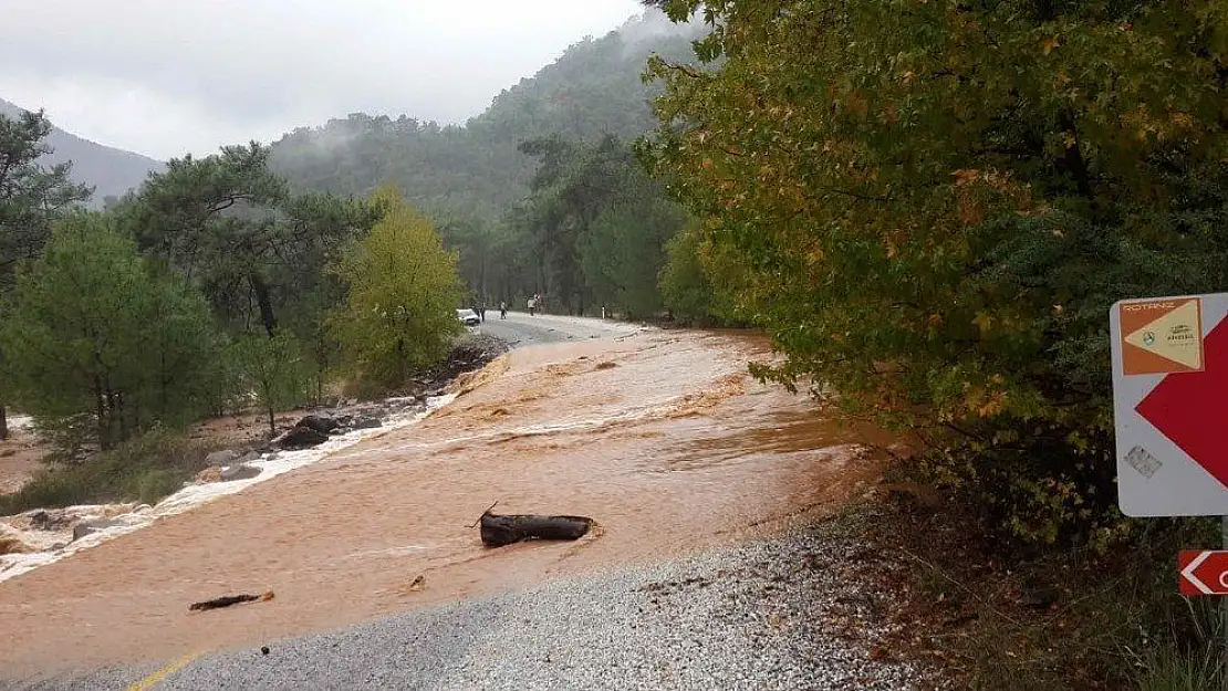 Köyceğiz'de yolları su bastı