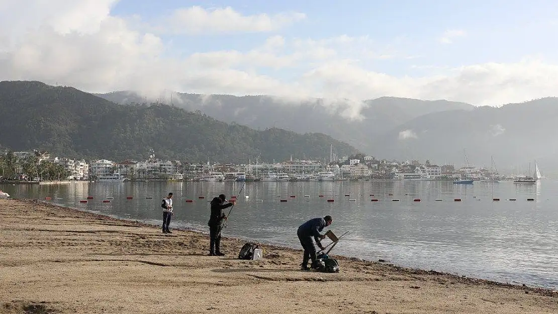 Marmaris'te fırtınan izleri silinmeye çalışılıyor