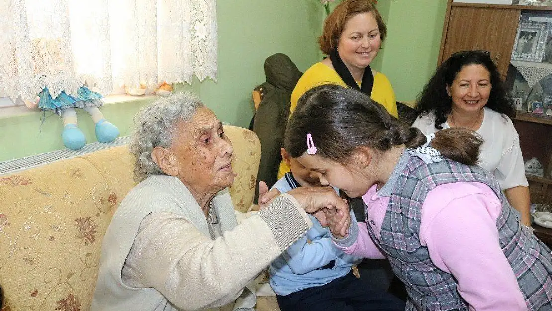 Asırlık çınar Fatma Öğretmen'i unutmadılar