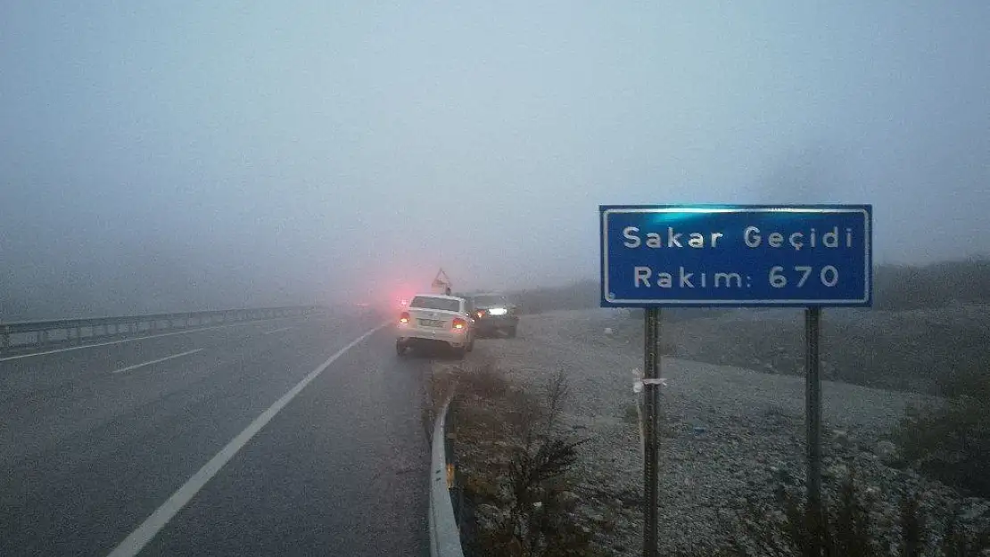 Sakar geçidinde etkili olan sis sürücüleri zor anlar yaşattı