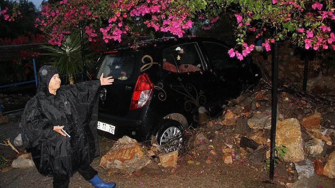 Bodrum'da içme suyu borusu patladı ortalık savaş alanına döndü