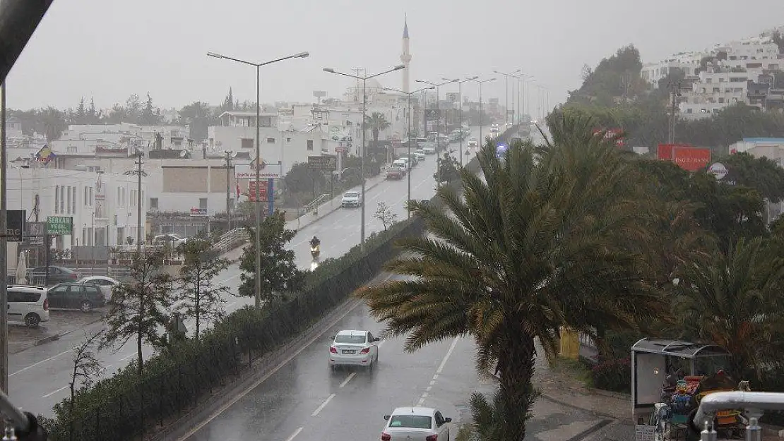 Bodrum'da cadde ve sokaklar göle döndü