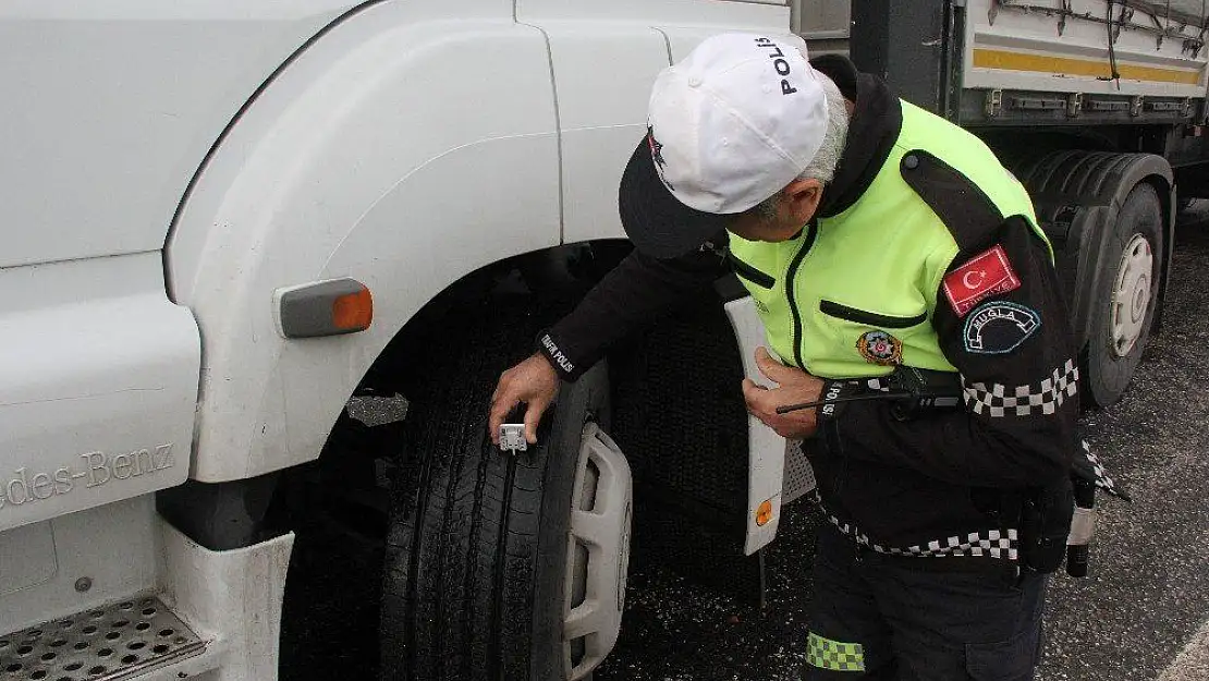 Milas'ta trafik ekiplerinden lastik kontrolü