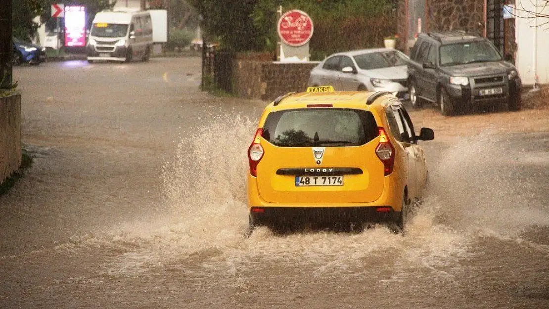 Bodrum'u sağanak vurdu, cadde ve  sokaklar göle döndü