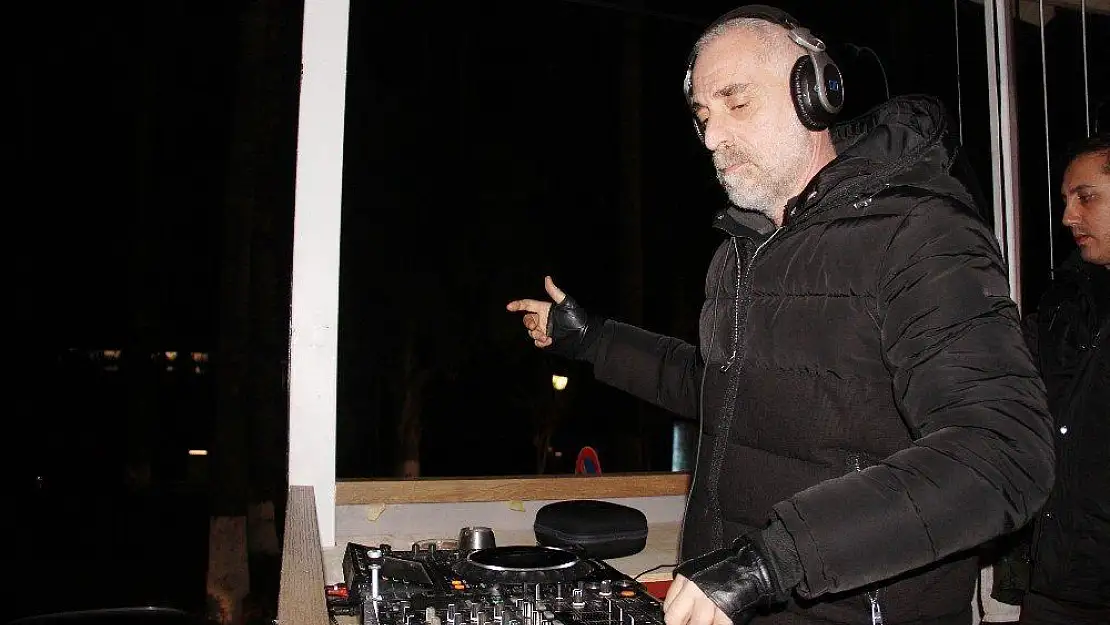 Ünlü DJ Suat Ateşdağlı DJ'lik yapan sosyal medya fenomenlerine ateş püskürdü