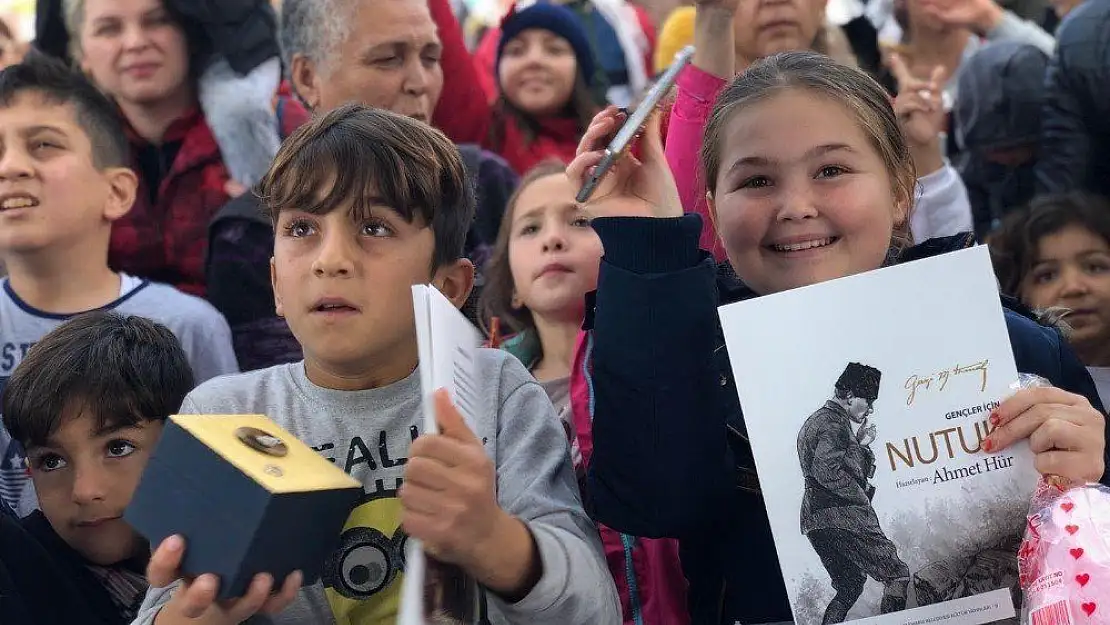 Marmaris'te çocuklara Nutuk hediye edildi