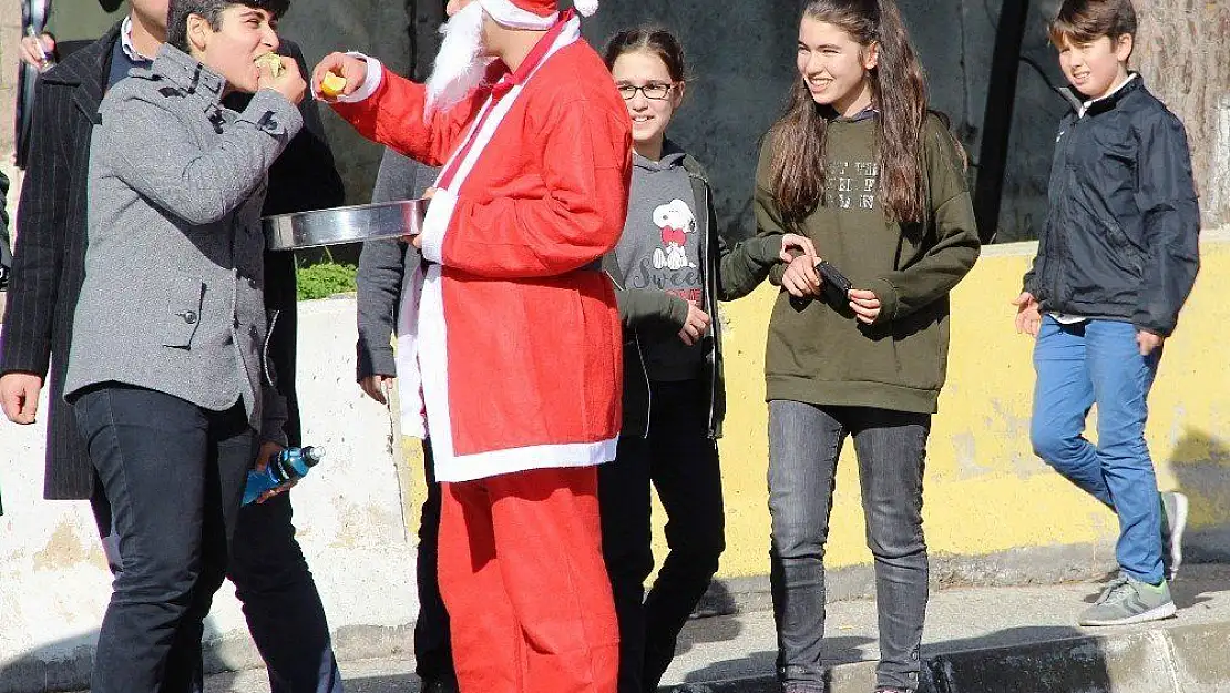 Bodrum sokaklarında tepsiyle çiğköfte dağıttı