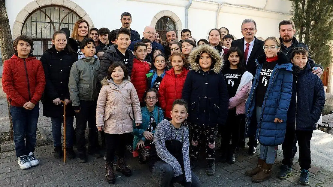 Ersin Korkut tiyatrocu çocuklar ile buluştu