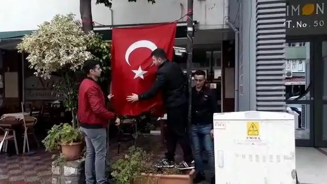 Çarşı iznine çıkan askerlerin bayrak hassasiyeti duygulandırdı