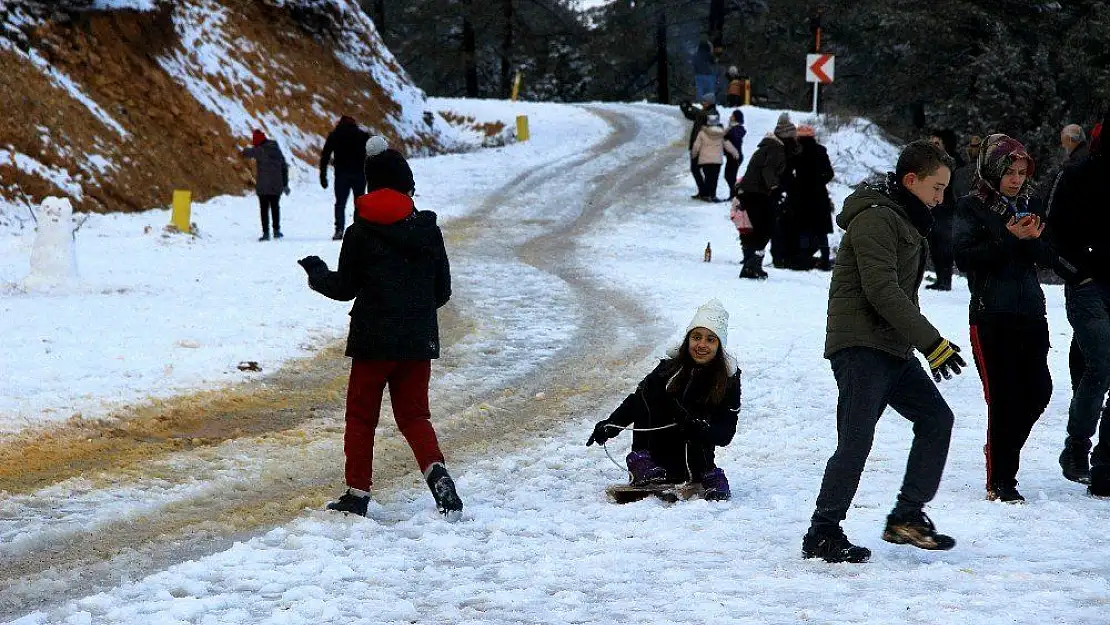 Kar gören Muğlalılar mangalını, semaverini kapıp oraya akın etti