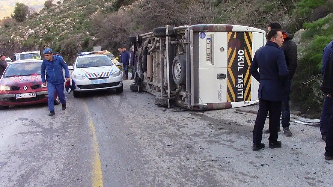 Bodrum'da öğrenci servisi devrildi