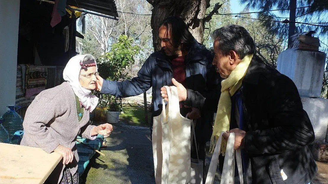 Bez torba dikti, kapı kapı dolaşıp dağıttı