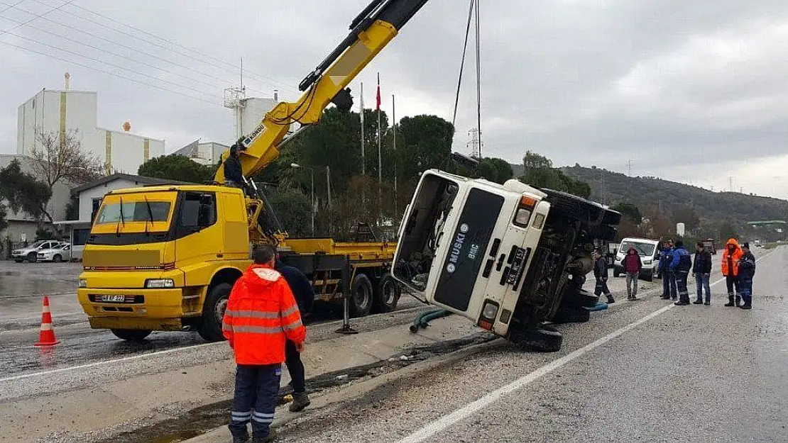 Milas'ta atık su vidanjörü devrildi