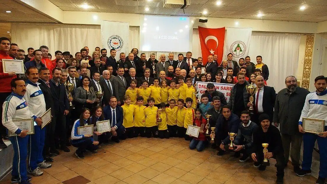 Yağmur, çamur demeden amatör sporcuları fotoğrafladı