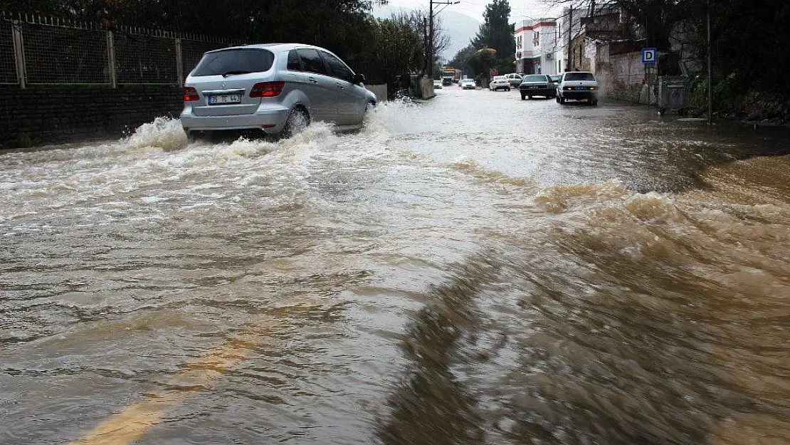 Bodrum'da duvarlar çöktü, evleri su bastı, araçlar hurdaya döndü