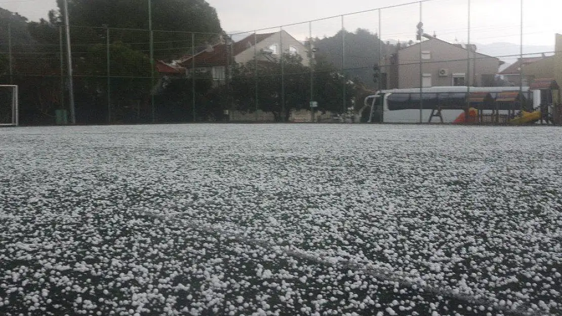 Dolu yağışı Marmaris'i beyaza bürüdü