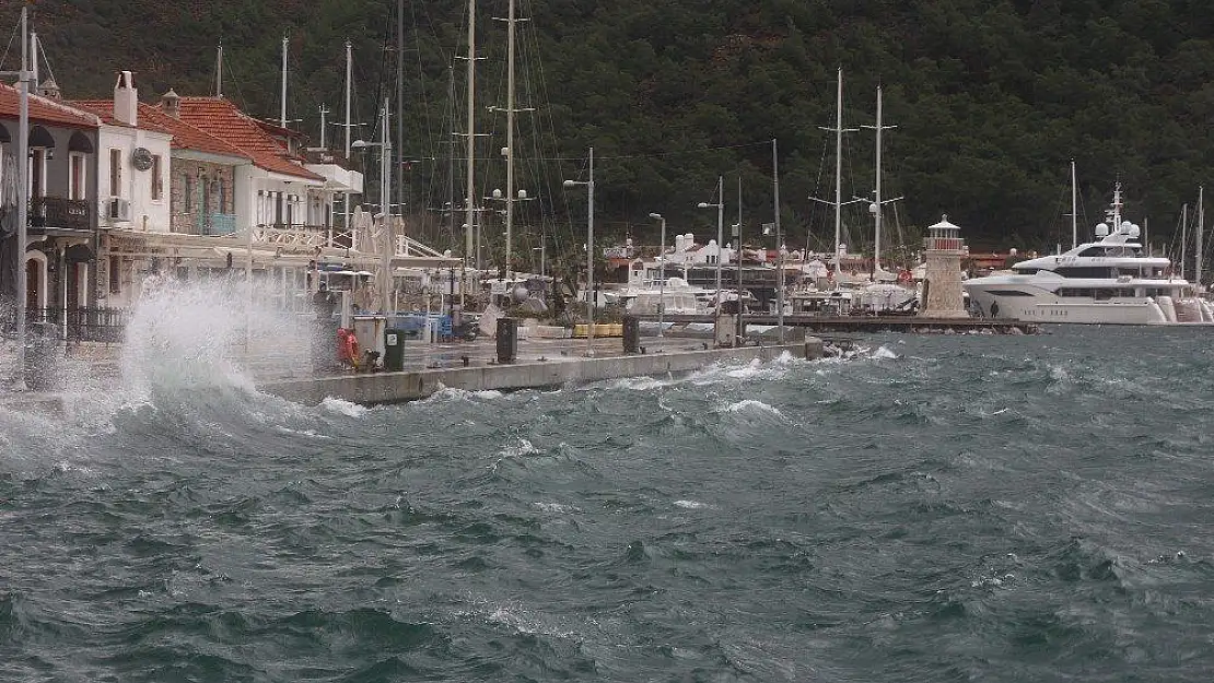 Marmaris'te fırtına etkili oluyor