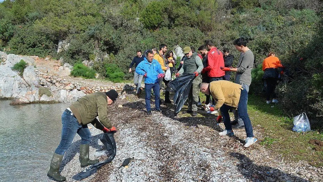 Seçim çalışmalarını bırakıp çöp topladı