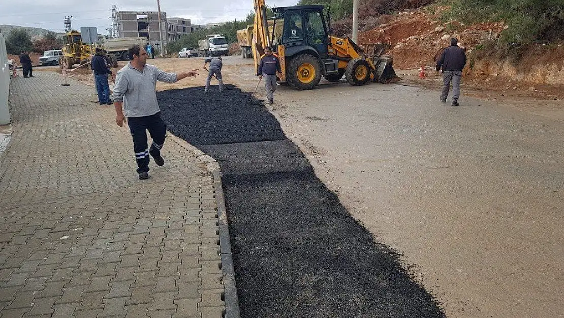 Bozulan yolların bakımları yapılıyor