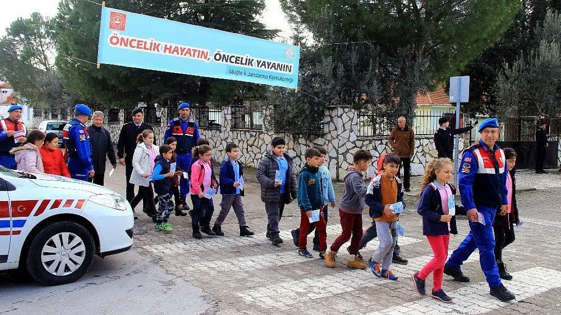 Muğla jandarmasından 'Yayaya öncelikli' trafik uygulaması