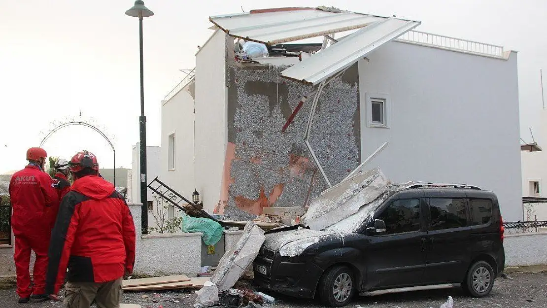 Bodrum'da korkutan patlama beton bloglar araçların üstüne uçtu