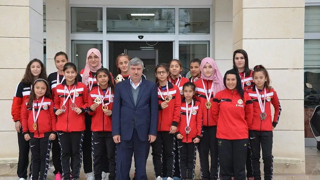 Köyceğiz Belediyespor bayan güreşçilerinden madalya yağmuru