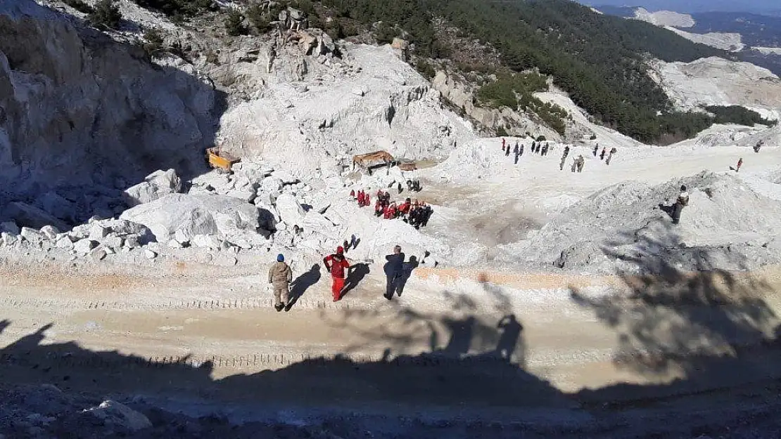 Göçük altında kalan işçilerden birinin cansız bedenine ulaşıldı