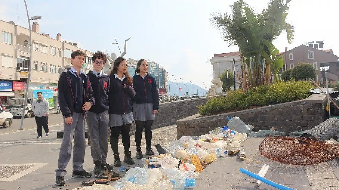 Doğada topladıkları atıkları kent merkezinde sergilediler