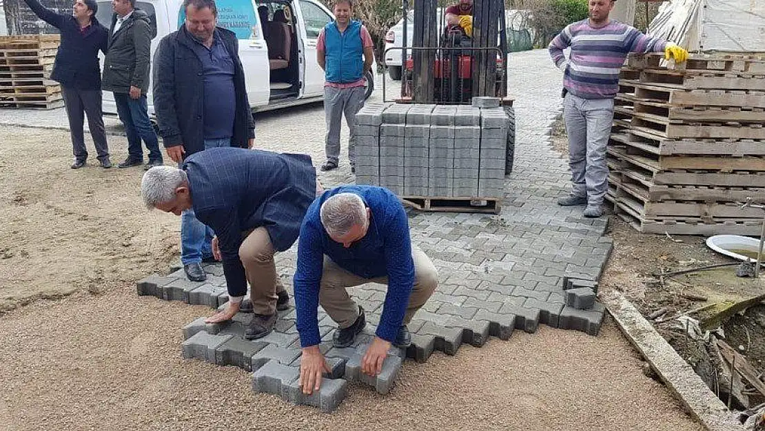 AK Partili Başkan Adayı Karakuş, seçim çalışmasını bırakıp parke döşedi