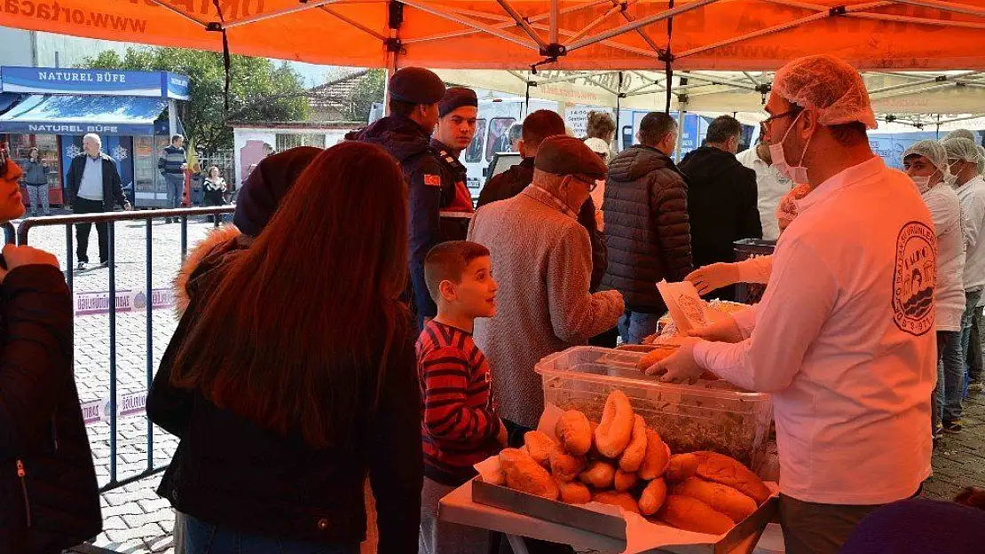 'Kefal Dalyan'da yenir' sloganıyla tonlarca ekmek arası kefal dağıtıldı