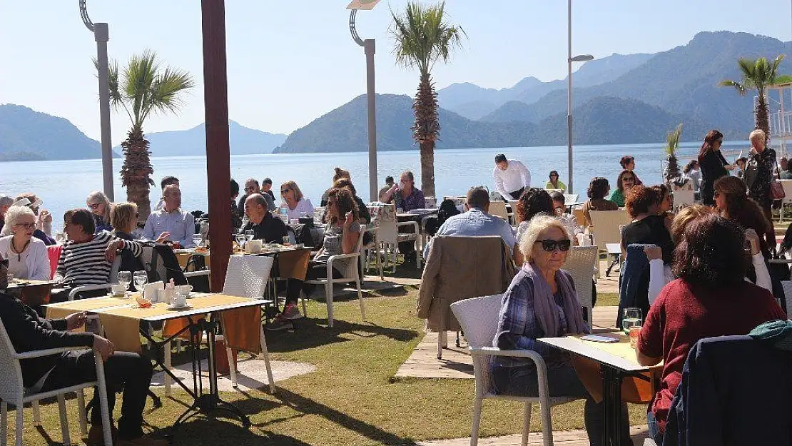 Marmaris'te hayvanseverler kahvaltıda buluştu