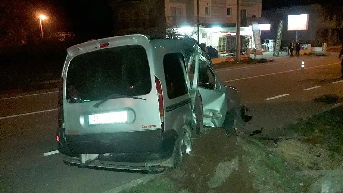 Kontrolden çıkan araç aydınlatma direğine çarptı: 1 ölü