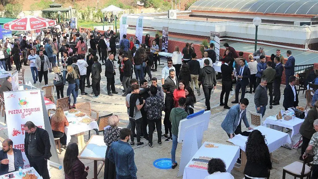 Sektör temsilcileri ve öğrencileri buluşturan etkinliğe yoğun ilgi