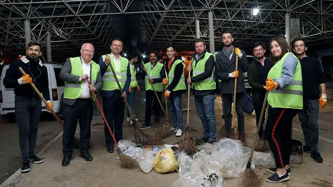 Öğrenciler temizlik işçileri ile sokak süpürdü, çöp topladı